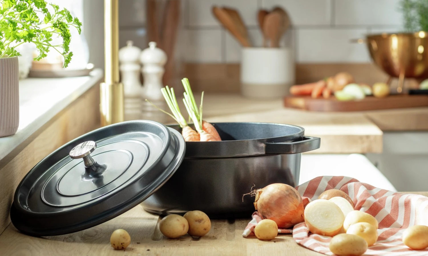 Habitat 3.6 Litre Aluminium Casserole Dish - Grey 2 Habitat 3.6 Litre Aluminium Casserole Dish - Grey - Image 2